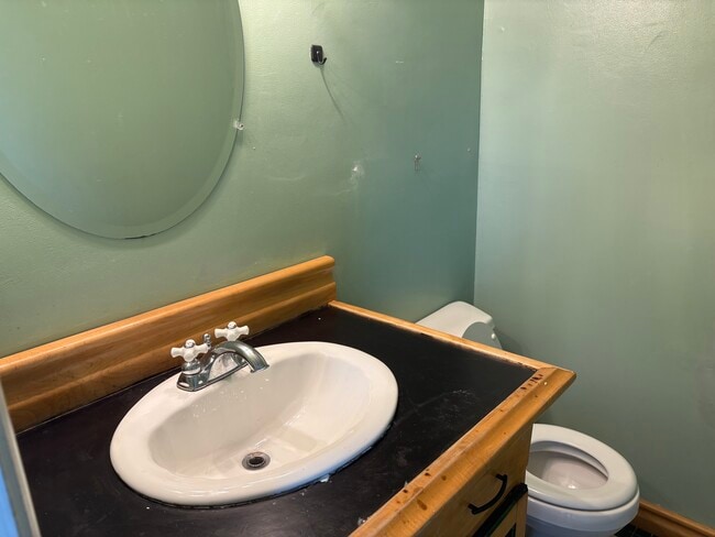 Photo - 423 Kirkcaldy Ct