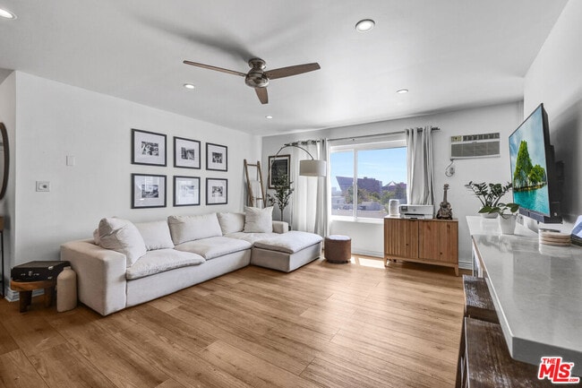 Building Photo - 960 Larrabee St Unit 324