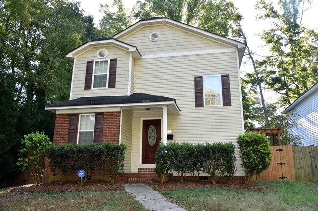 Building Photo - Cozy 4 bedroom home on Hickory Nut!