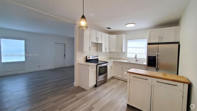 Building Photo - 275 NW 46th St Unit FRONT Rental