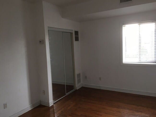 Building Photo - 1230 Dufferin St Unit #2