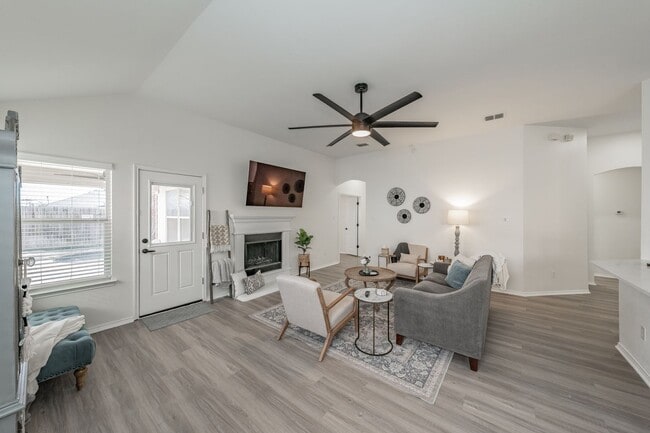 Photo - 3bed/2bath Cozy Chic with Backyard Oasis