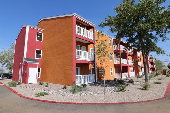 Rio Vista Apartments para la tercera edad, 770 Juan Tabo Blvd. NE, Albuquerque, NM, 87123 - Rio Vista Senior Apts