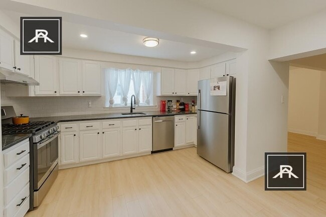 Building Photo - 4 bedroom in Newton MA 02460 Unit 2 Rental