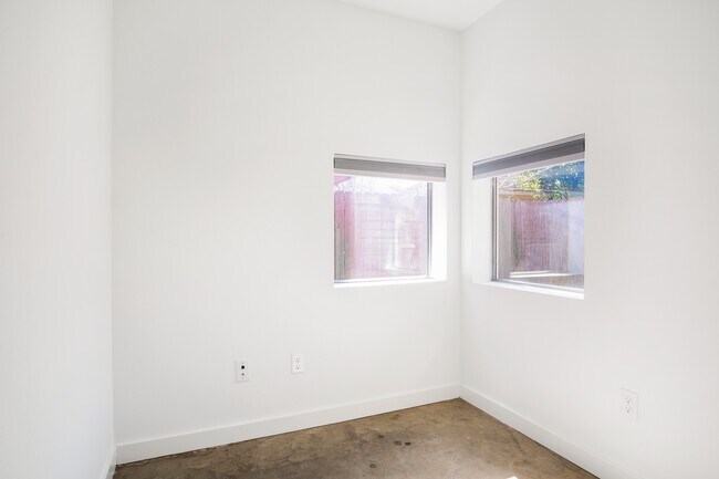 Photo - 2936 Commerce St