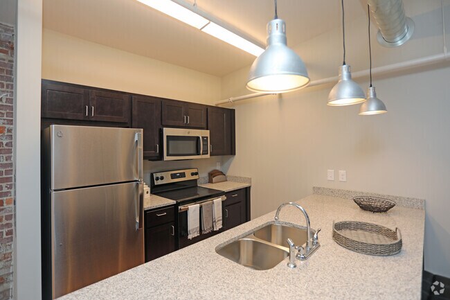 2BR,1BA-925 SF