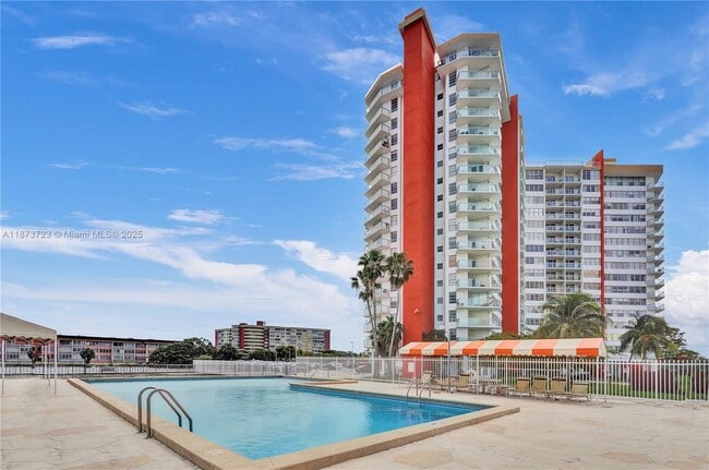 Building Photo - 1301 NE Miami Gardens Dr Unit 1221W