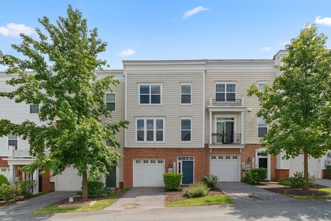 Building Photo - 3 Bedroom 3.5 Bathroom - Wheaton Townhouse...