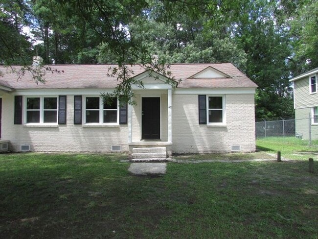 Building Photo - Spacious Three Bedroom
