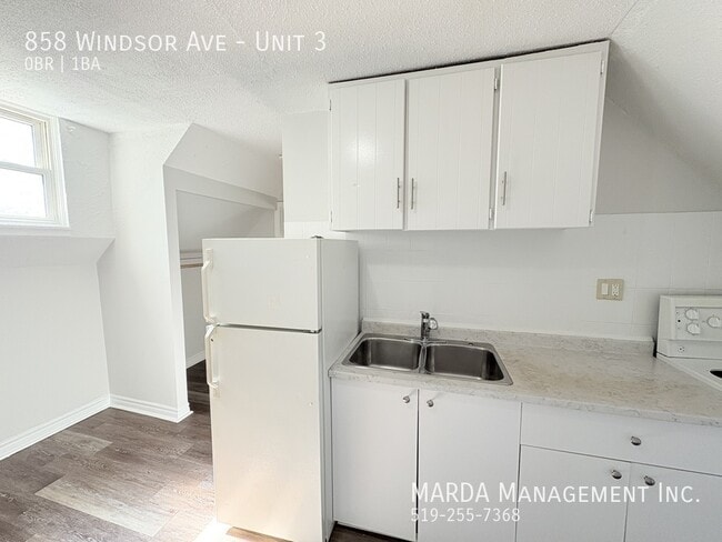 Photo - COZY BACHELOR UNIT 1 BATH - ALL INCLUSIVE - DOWNTOWN WINDSOR! Unit 3