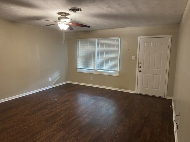 "Charming 2-Bedroom Duplex Retreat in Lubbock – Spacious 997 Sq Ft Gem!"