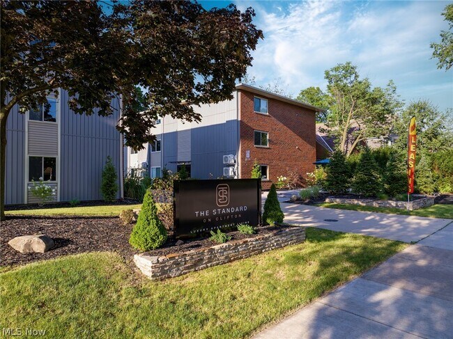 Photo - 10528 Clifton Blvd Unidad 105