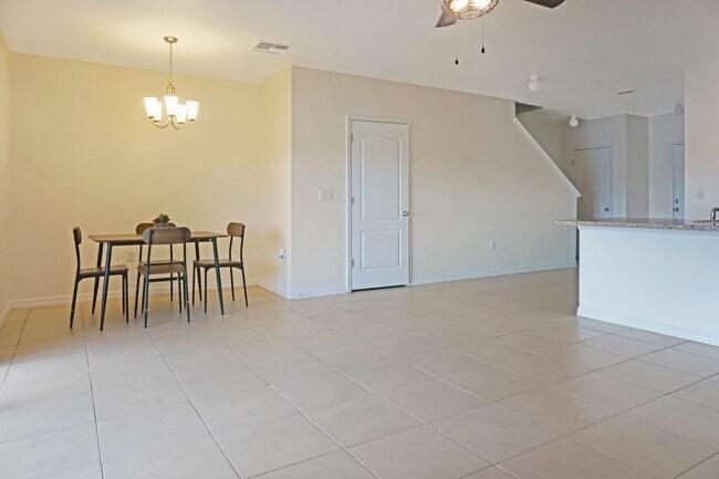 Photo - Town Home Available for Rent in Lake Bluff Davenport!