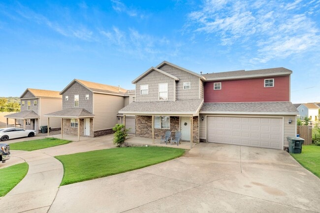 Building Photo - 4 Bedroom 2.5 Bath Townhome near Centennial Park! Fenced Yard!