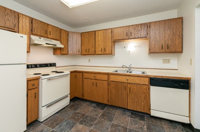 Fargo, ND Maplewood Bend Apartments | Kitchen