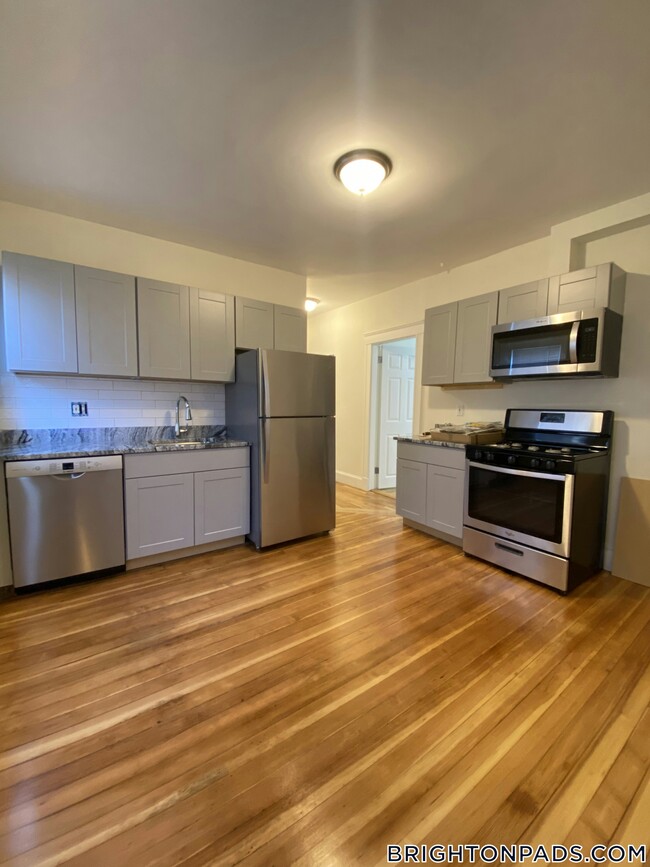 Building Photo - 44 Fairbanks St Rental