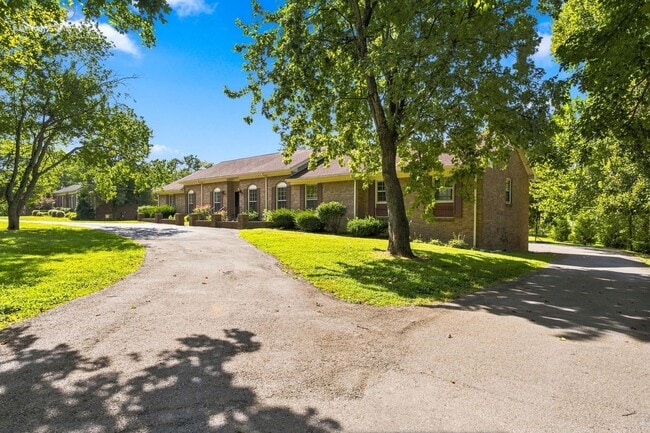 1713 Pinetree Ln