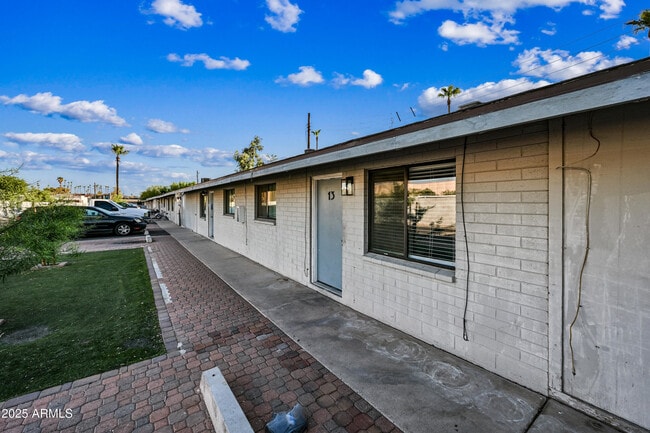 Building Photo - 1744 W Glendale Ave Unit 13 Rental