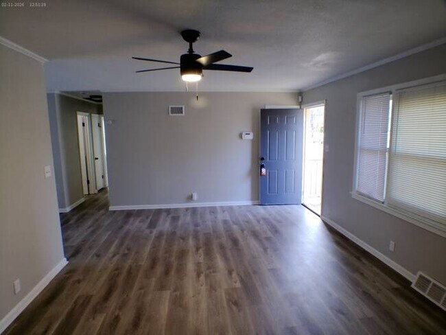 Photo - Beautiful 2 bedrooms and 2 baths with vanity located on S Hawthorne Ave in Independence, convenie...