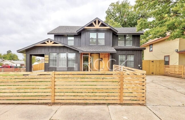 Building Photo - 4 Bedroom Home with 2.5 Bathrooms on a Corner Lot near Plaza District