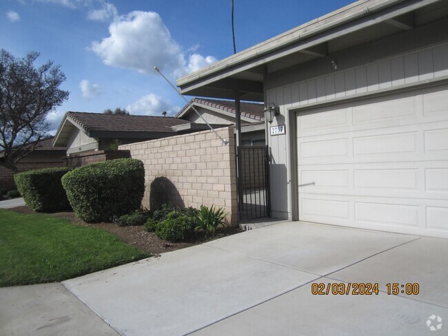 Building Photo - IMMACULATE TOUCHSTONE TOWNHOME