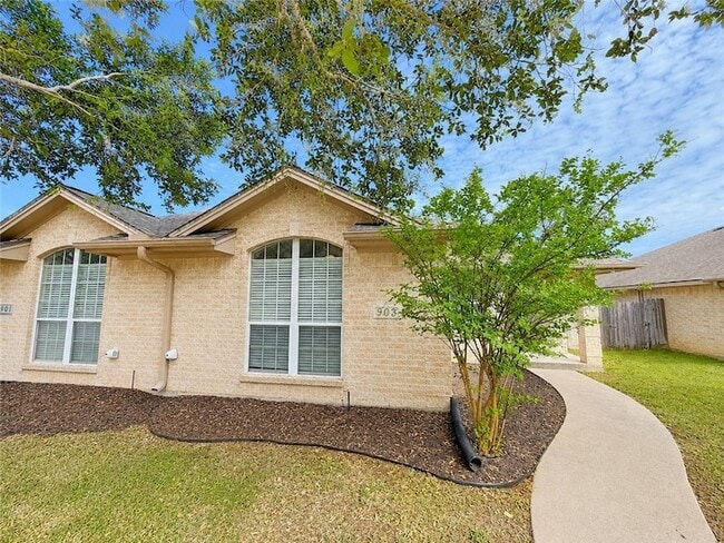 Building Photo - 903 Crepe Myrtle St