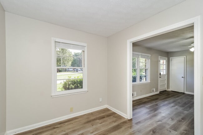 Photo - 2082 Warren Dr SW