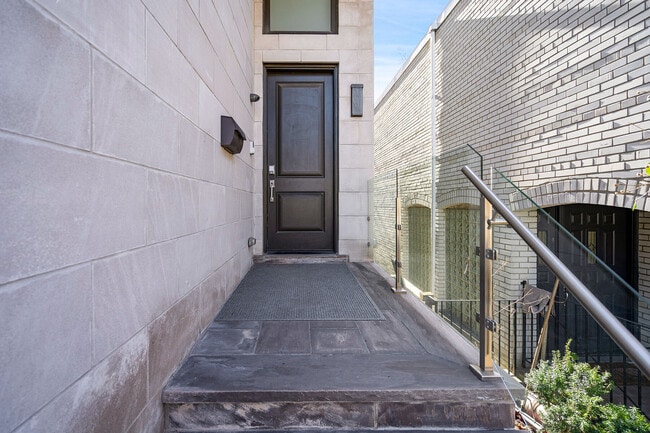 Photo - 209B Glengarry Ave