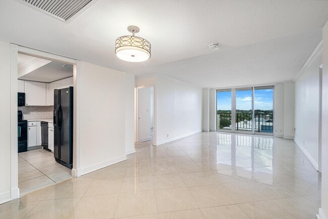 Building Photo - 1900 S Ocean Blvd Unit 7n