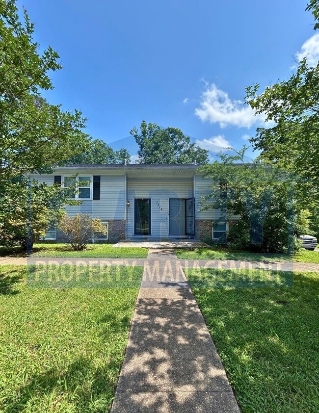 Spacious 3-Bed, 1.5-Bath Duplex with Priva... - Spacious 3-Bed, 1.5-Bath Duplex with Priva... House