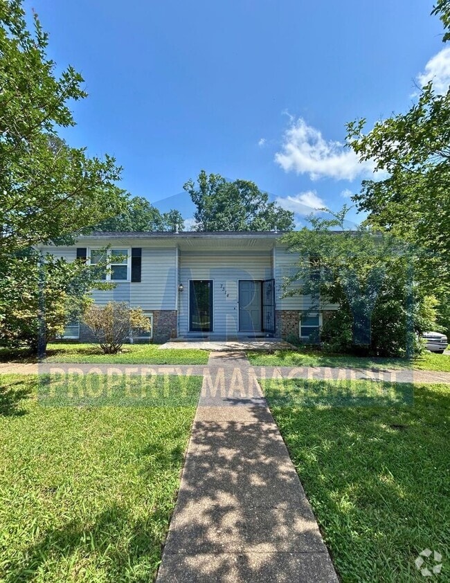 Building Photo - Spacious 3-Bed, 1.5-Bath Duplex with Priva... Rental
