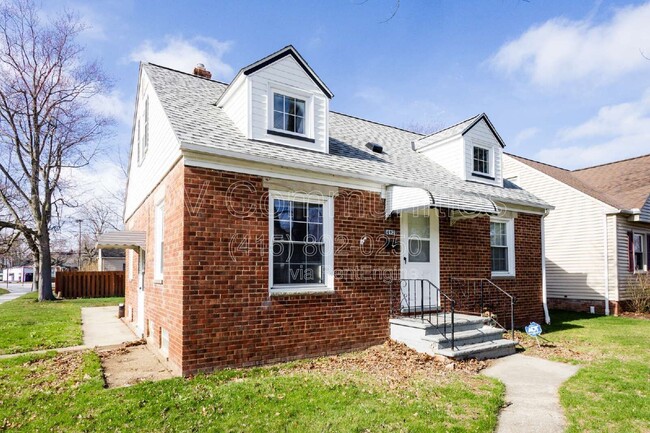 Photo - 492 E 327th St