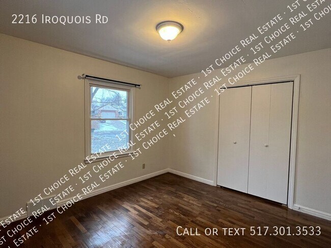 Photo - 2216 Iroquois Rd