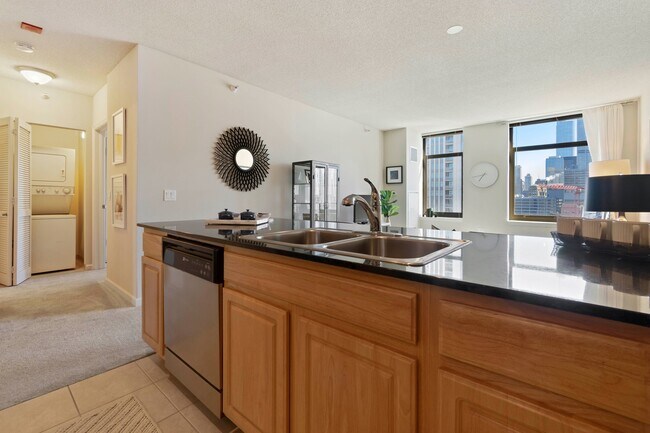 Photo - 354 N Desplaines St
