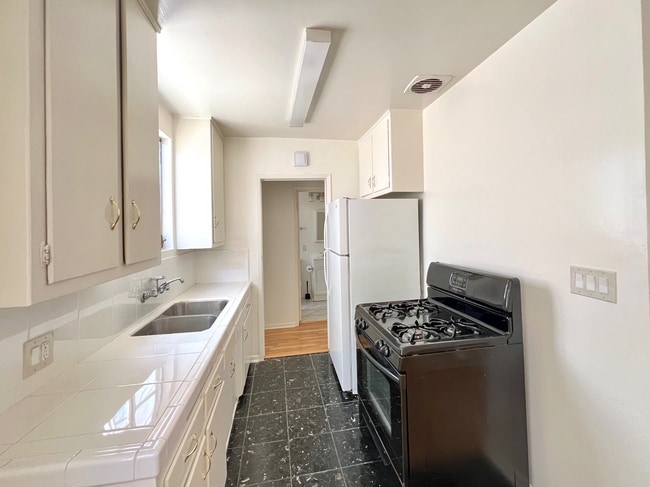 Cocina - 1342 Yale St Unidad B