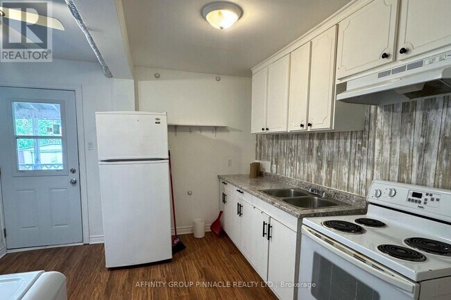 Photo - 88 Albert St S