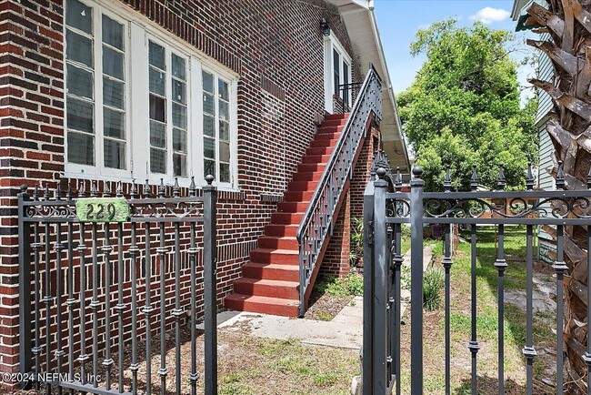 Building Photo - 231 W 10th St Rental