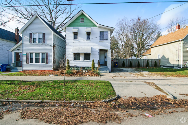 Building Photo - 611 Fremont Ave NW Rental