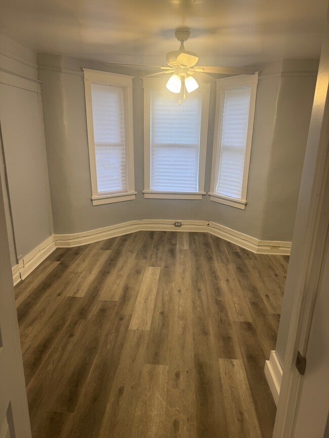 Dormitorio principal con armario - 304 Arthur Ave