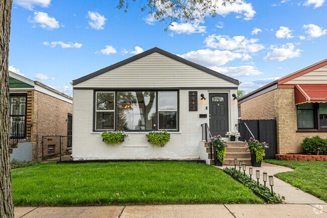 Building Photo - 4543 S Leclaire Ave Rental