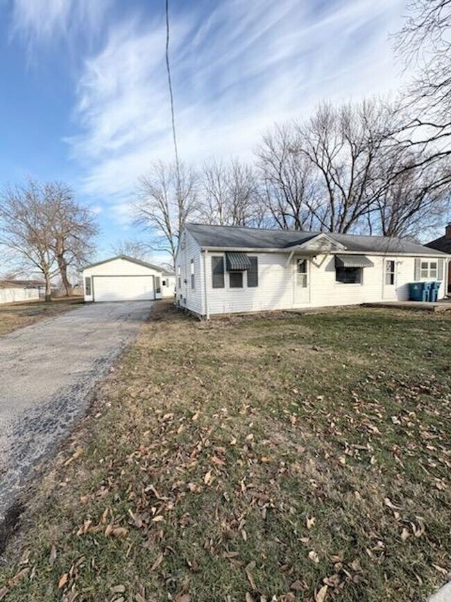 Photo - 3 Bedroom House With Large Yard!