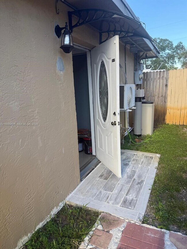 Building Photo - 231 SW 31st Ave Unit 1A