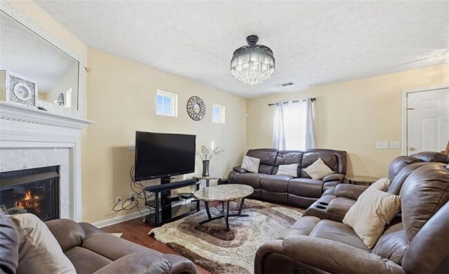 Photo - 205 Oak Grove Way
