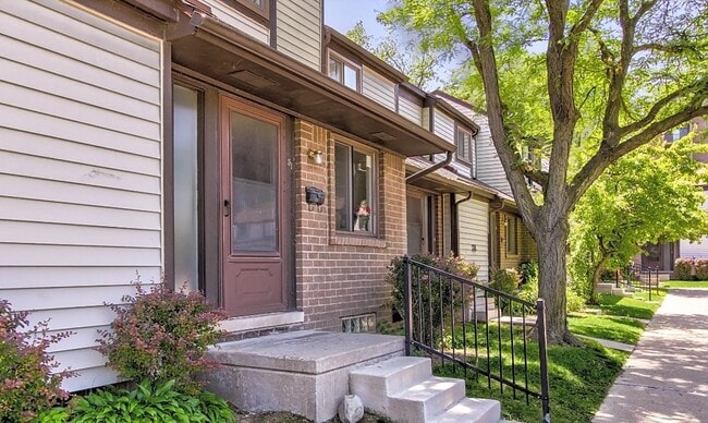 Photo - 100 Hazelcrest Pl Unit #100