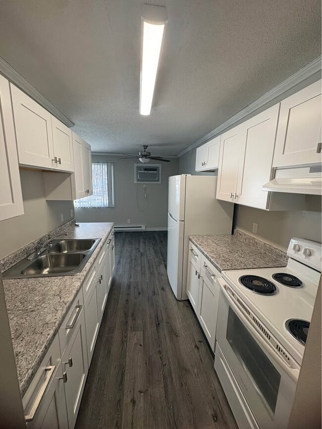 Kitchen - Huntington Hills Apartments & Townhomes