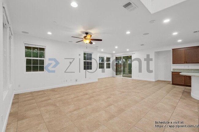 Building Photo - 1271 S Central Pkwy