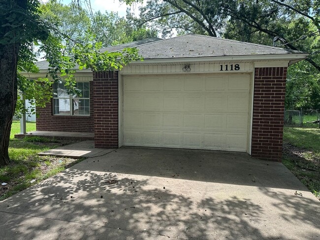 Photo - Welcome to this charming 3-bedroom, 2-bathroom home located in the heart of Russellville, AR.