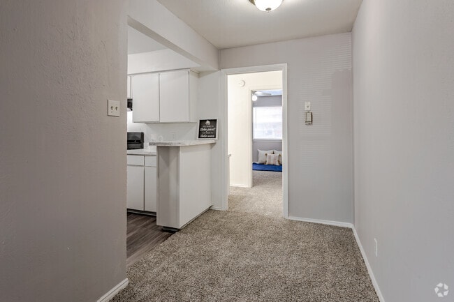 1BR, 1BA - 563 SF - Dining Area