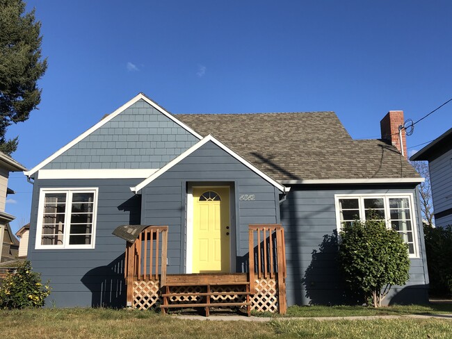 Charming 1930s bungalow that was recently renovated. Shared driveway and garage for added storage. - 4842 NE Mallory Ave Townhome