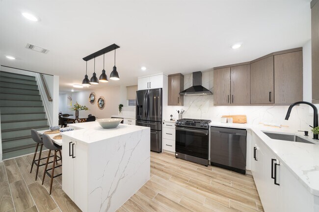 Photo - 201 Zabriskie St House